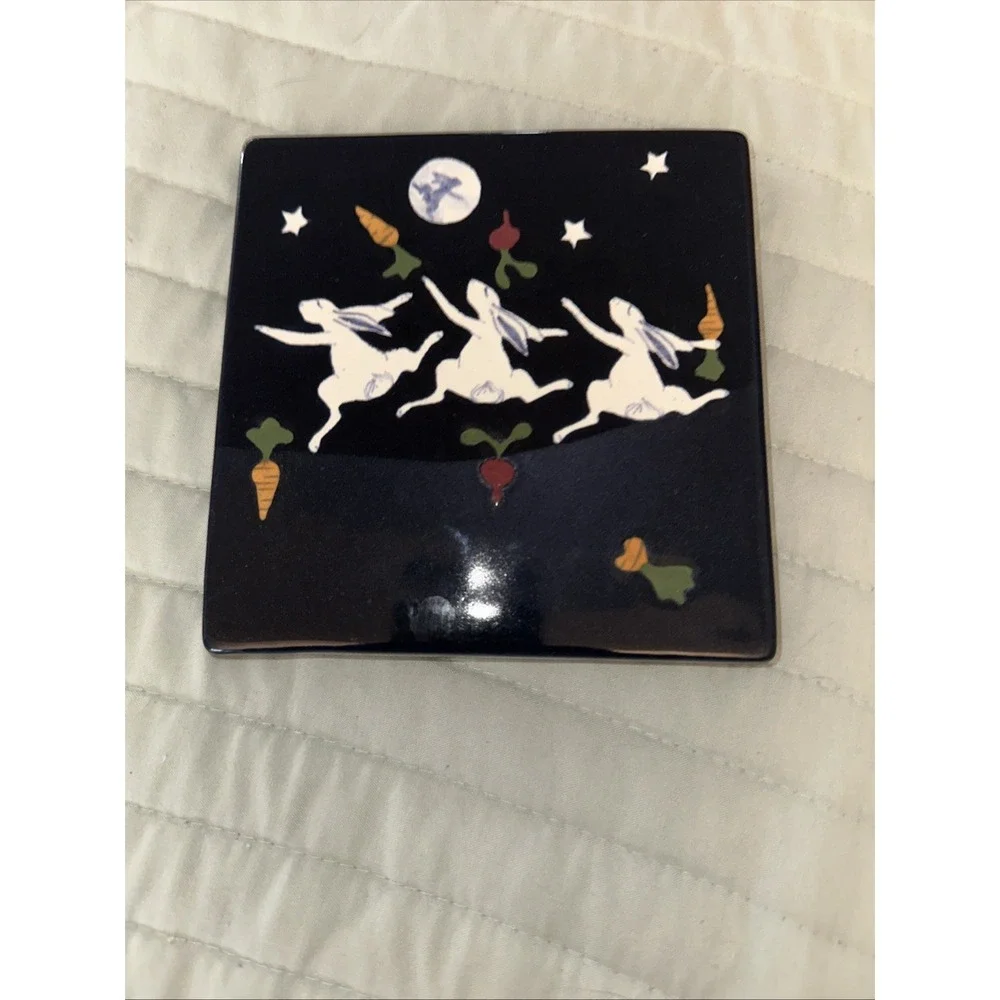 Karen Howell Pottery Rabbit Trivet 1987 Signed, 3 Dancing Rabbits Star Pattern